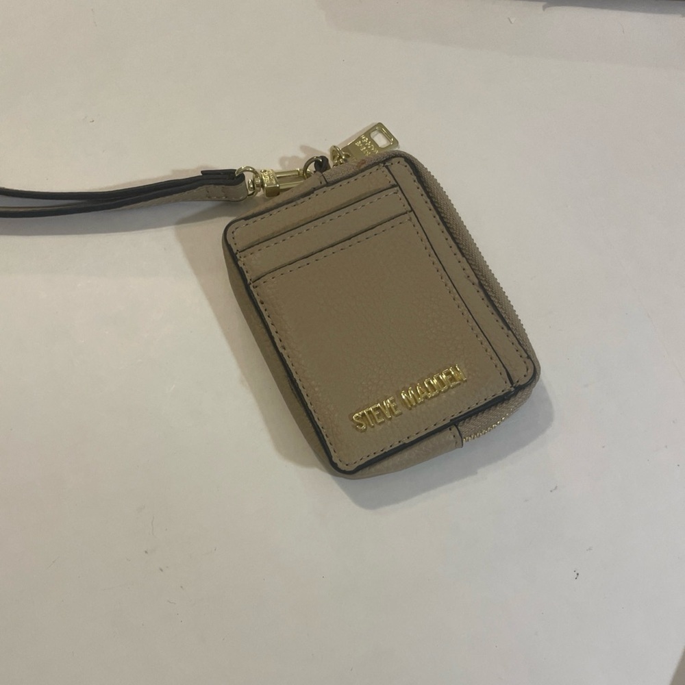 Steve Madden Beige Card Holder wristlet with Gold Logo. Pre-owned. Spot.